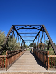Fototapeta na wymiar Walking bridge at Rimrock Park