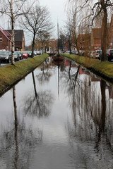 weitblick auf das segelschiff und den wasser reflektionen auf dem kanal in papenburg deutschland fotografiert während einer sightseeing tour in papenburg deutschland