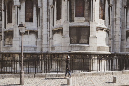 Femme marchant dans le rue de Paris, Montmartre, France