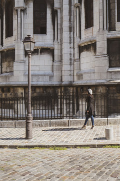 Femme marchant dans le rue de Paris, Montmartre, France