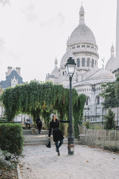 Femme marchant dans un square de Paris au Sacr&eacute; Coeur