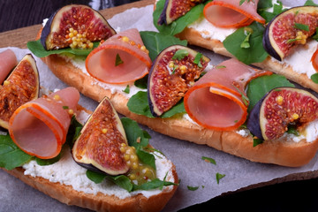 Sandwiches with figs, smoked ham and soft cheese