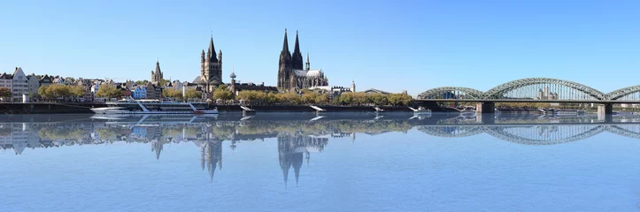 Kölner Rheinufer mit Spiegelung des Doms im Wasser © mitifoto