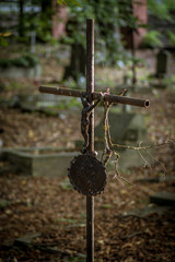 zardzewiały krzyż na cmentarzu - obrazy, fototapety, plakaty