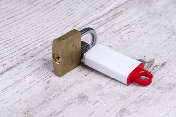 Datensicherheit mit Schloss und USB Stick auf retro Holz Hintergrund