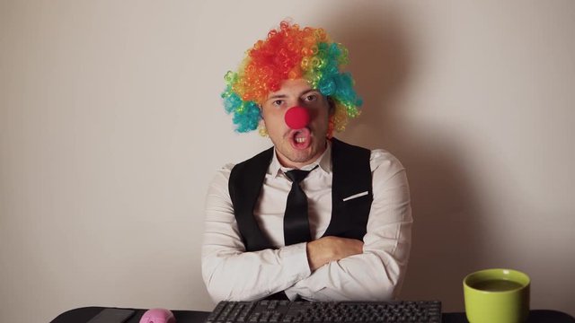 Сидящий клоун. Клоун сидит. Клоуны сидят за столом. Клоун сидит за компьютером. Колуны сидят за столом.