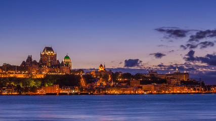 Fototapeta premium Panoramę miasta Quebec nad rzeką św. Wawrzyńca