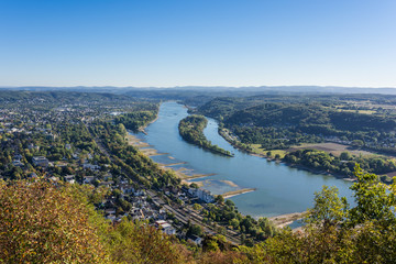 Fototapeta na wymiar Blick vom Drachenfelsplateau zum Rhein 