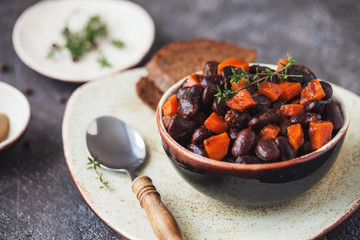 stewed beans with carrots and slices of bread