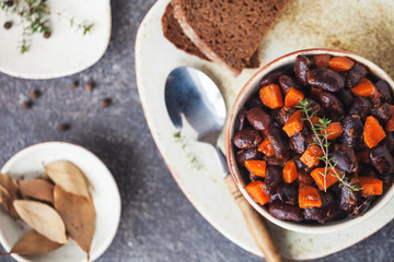 stewed beans with carrots and slices of bread