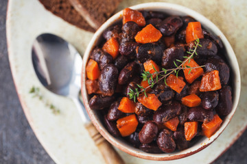 stewed beans with carrots and slices of bread