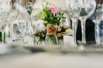 Decoration of the centerpieces of a wedding with the cutlery and vintage details.
