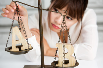AとBを比較する女性