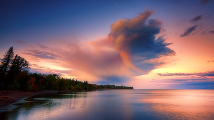 Fototapeta na wymiar Fantastic Huge Clouds over North Shore Horizon