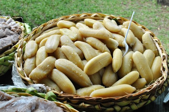 Boiled ripe saba bananas, served peeled in a big native woven basket