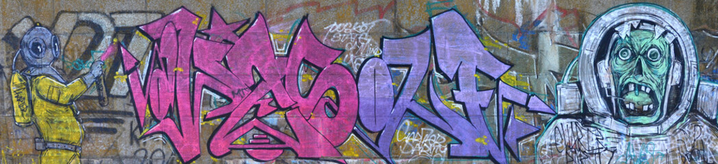 Fragment von Graffiti-Zeichnungen. Die alte Wand ist mit Farbflecken im Stil der Straßenkunstkultur dekoriert. Gruseliger Taucher © mehaniq41