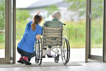 Mère de détente sur la terrasse, un établissement de soins de longue durée pour personnes âgées