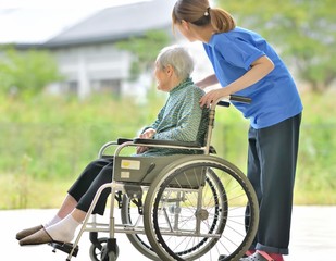老人介護施設・テラスでくつろぐ母