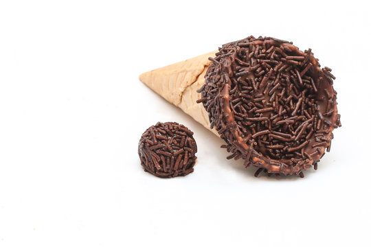 Cone trufado casquinha recheada casca de sorvete recheado brigadeiro