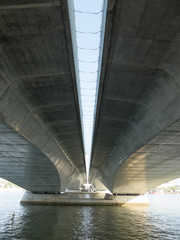 下から見た柳都大橋