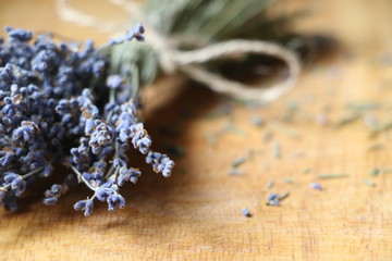 Obraz na płótnie Canvas bouquet of lavender on a wooden table