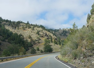 Fototapeta premium Winding roads at the Golden Gate Canyon State Park in Golden, Colorado, with the leaves starting to change colors in October