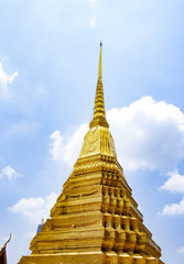 Fototapeta premium Golden Stupa in Wat Pra Kaew the Grand Palace in Thailand