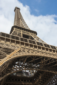La Torre Eiffel vista dal basso