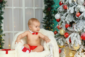 Obraz na płótnie Canvas Baby boy near christmas tree