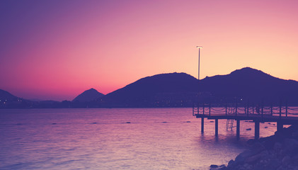 romantischer Steg am Meer