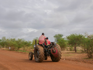 contadini africano sul trattore