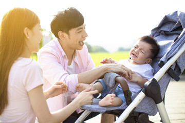 Obraz premium young parents with baby crying in the carriage