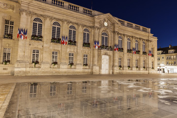 Fototapeta na wymiar Beauvais City Hall at night