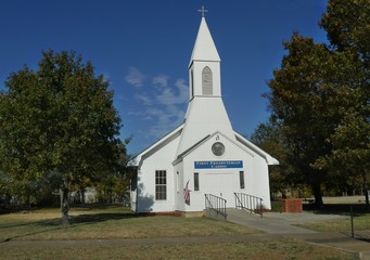 Façade of the First Presbytherian Church in Caddo, Oklahoma seen from the roadside