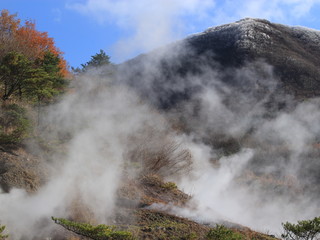 雪山と紅葉と小松地獄　大分県　日本