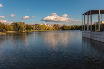 Obraz premium The lake in the park of Boeblingen on a bright autumn day