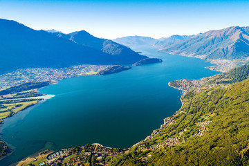 Obraz premium Vista aerea panoramica dell'Alto Lario verso sud - Lago di Como (IT) 