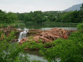 Wide shot of the scenic bath lake with waterfalls at Medicine Park, Oklahoma - obrazy, fototapety, plakaty