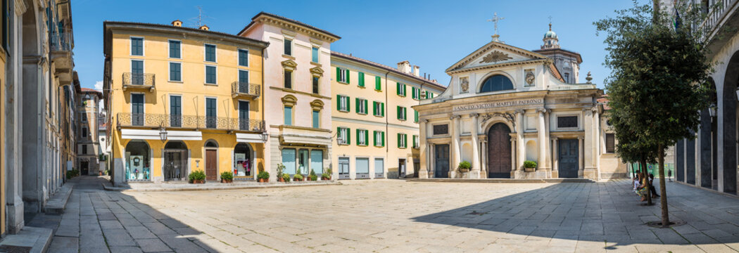 Fototapeta Historic center and pedestrian area in Varese, an important city in northern Italy. Basilica of San Vittore, among eighteenth-century, nineteenth-century and twentieth-century palaces