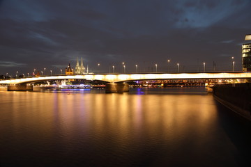 Fototapeta na wymiar Köln bei nacht