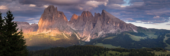 Panorama der Dolomiten im Sonnenuntergang