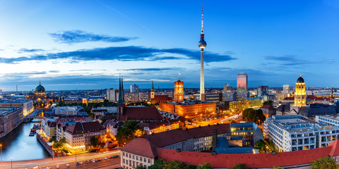 Fototapeta premium Berlin Skyline Fernsehturm Rotes Rathaus Panorama Blue Hour Niemcy City