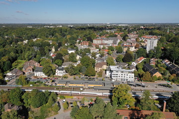 Reinbeker Bahnhof mit Innenstadt aus der Luft