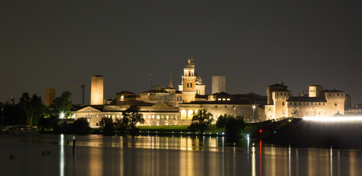 Mantova città sul fiume Mincio di sera