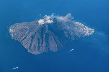 Vulcano Stromboli visto dall'alto, arcipelago delle Isole Eolie IT