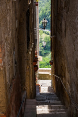 Fototapeta na wymiar Narrow passageways leading to dwellings in Pitigliano, Tuscany