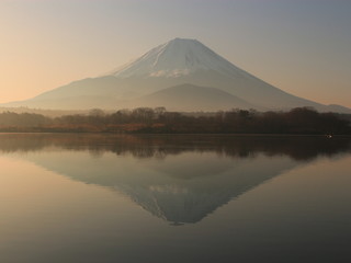 Fototapeta premium 逆さ富士 精進湖 山梨県 日本