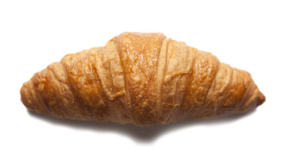 croissant frais sur fond blanc