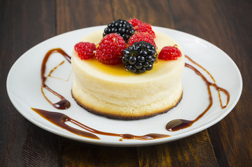 Tarta de queso y frutas silvestres