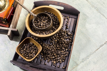 Obraz na płótnie Canvas Coffee beans in a wooden Bowl on the wooden floor.